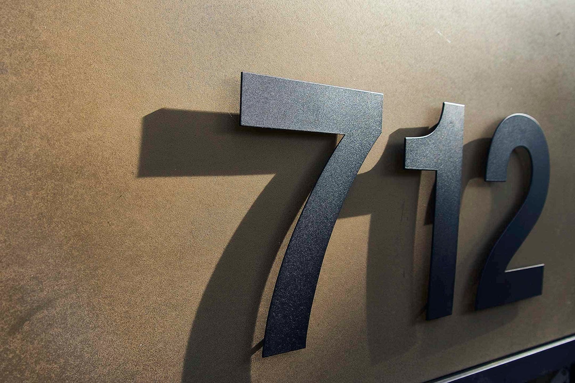 Ozeon-panels-Bronze-houseboat-signing-02