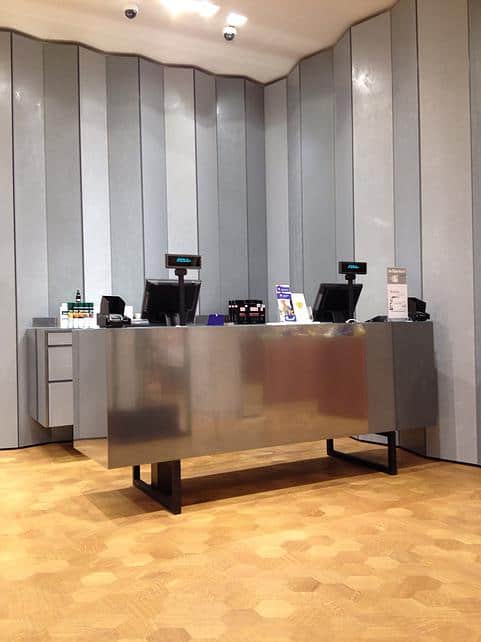 GSM_highpolished_MDF_Workby_innocoating_bijenkorf_den_haag_desk